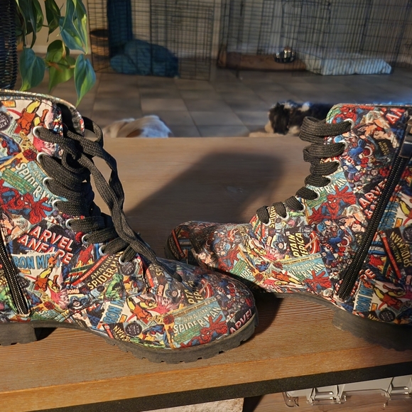 Marvel Comic print combat boots size 9. - Picture 3 of 4